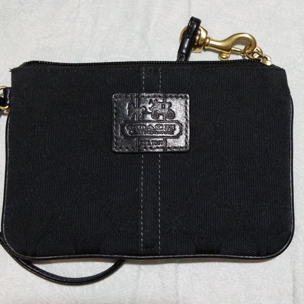 Authentic Coach wristlet 💗♥️💥HOST PICK!!!💗♥️💥